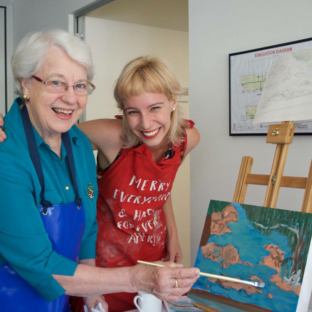Artist Annette Innis from HammondCare's 'Arts on Prescription' program with workshop participant Helen.