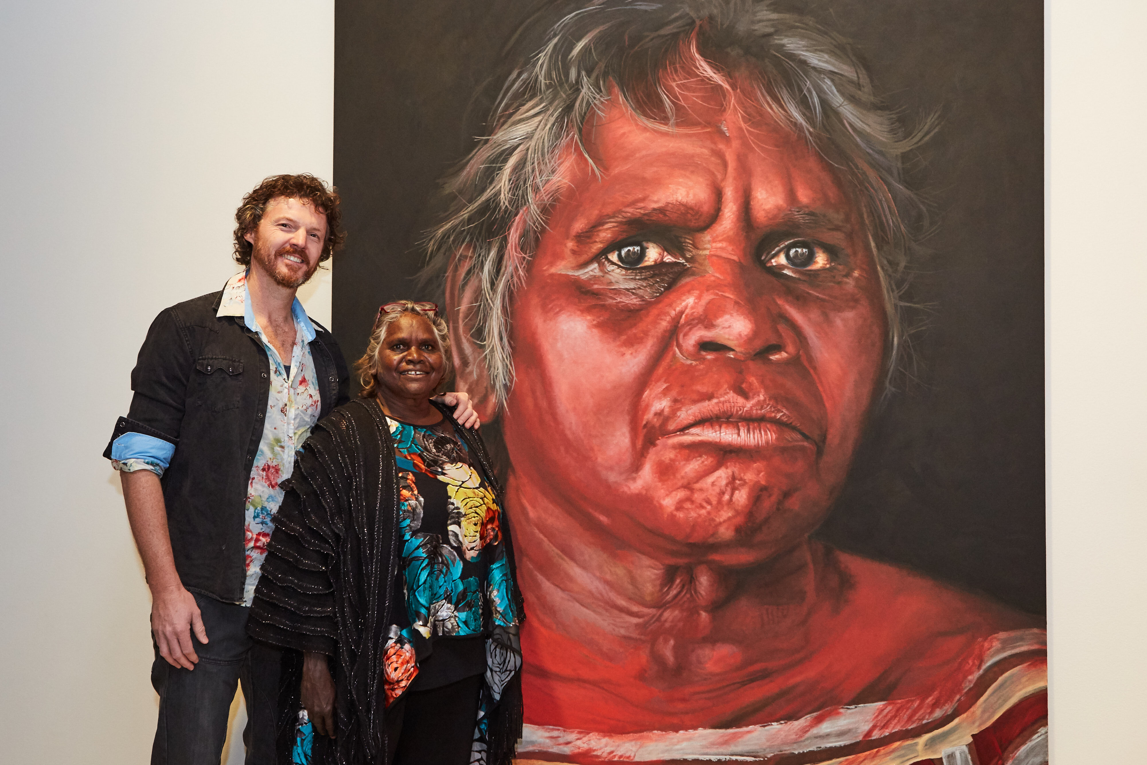 David Darcy and Daisy Tjuparntarri Ward at the announcement of the 2019 Archibald Prize ANZ People’s Choice award at the Art Gallery of New South Wales on 14 August 2019. Photo: AGNSW/Felicity Jenkins. Artwork: David Darcy, Tjuparntarri – women’s business © the artist
