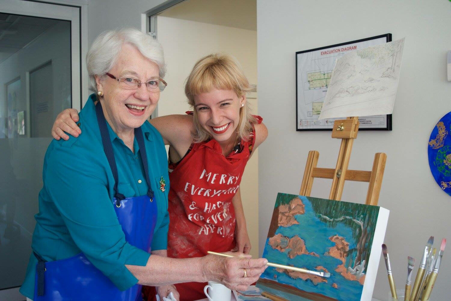 Artist Annette Innis from HammondCare's 'Arts on Prescription' program with workshop participant Helen.