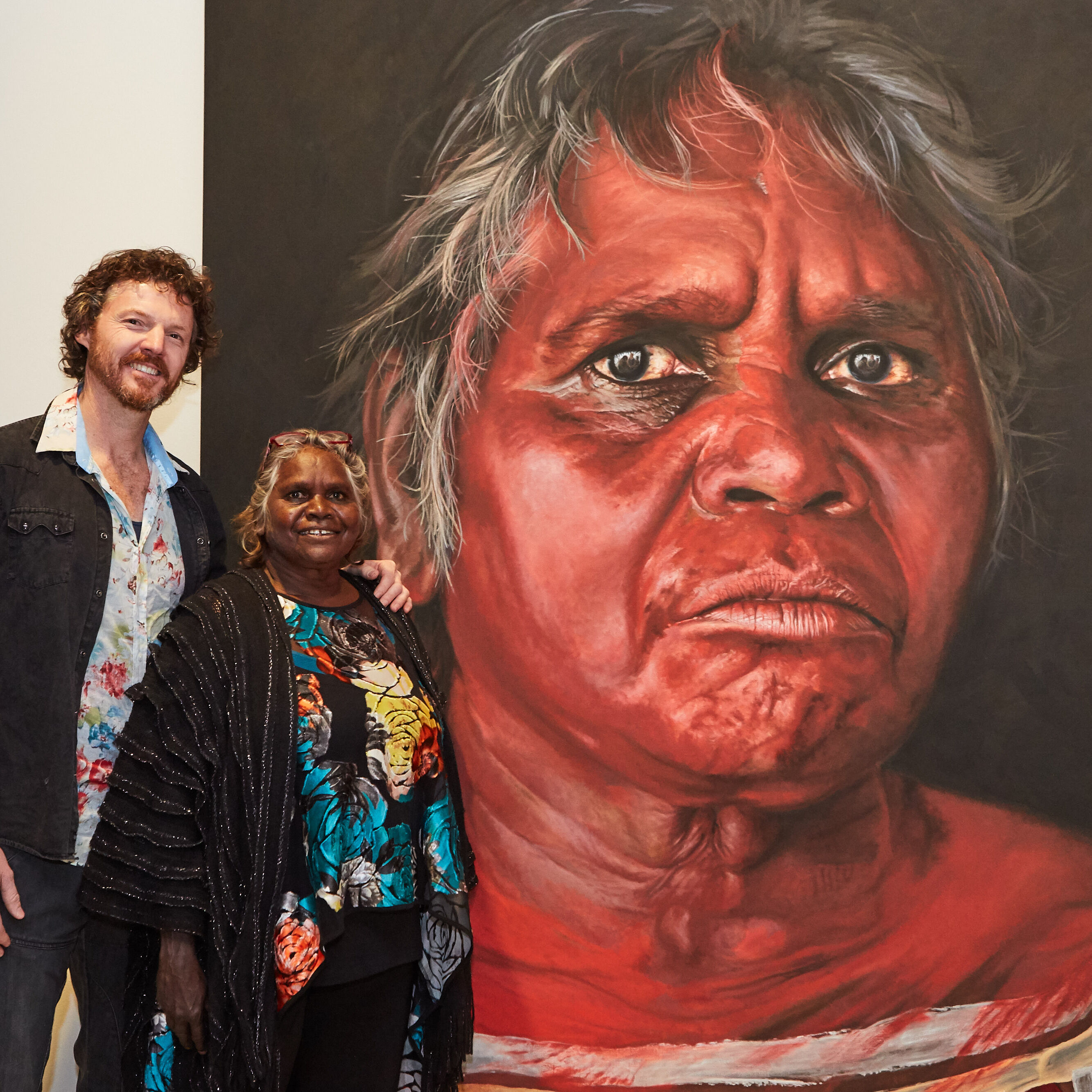 David Darcy and Daisy Tjuparntarri Ward at the announcement of the 2019 Archibald Prize ANZ People’s Choice award at the Art Gallery of New South Wales on 14 August 2019. Photo: AGNSW/Felicity Jenkins. Artwork: David Darcy, Tjuparntarri – women’s business © the artist